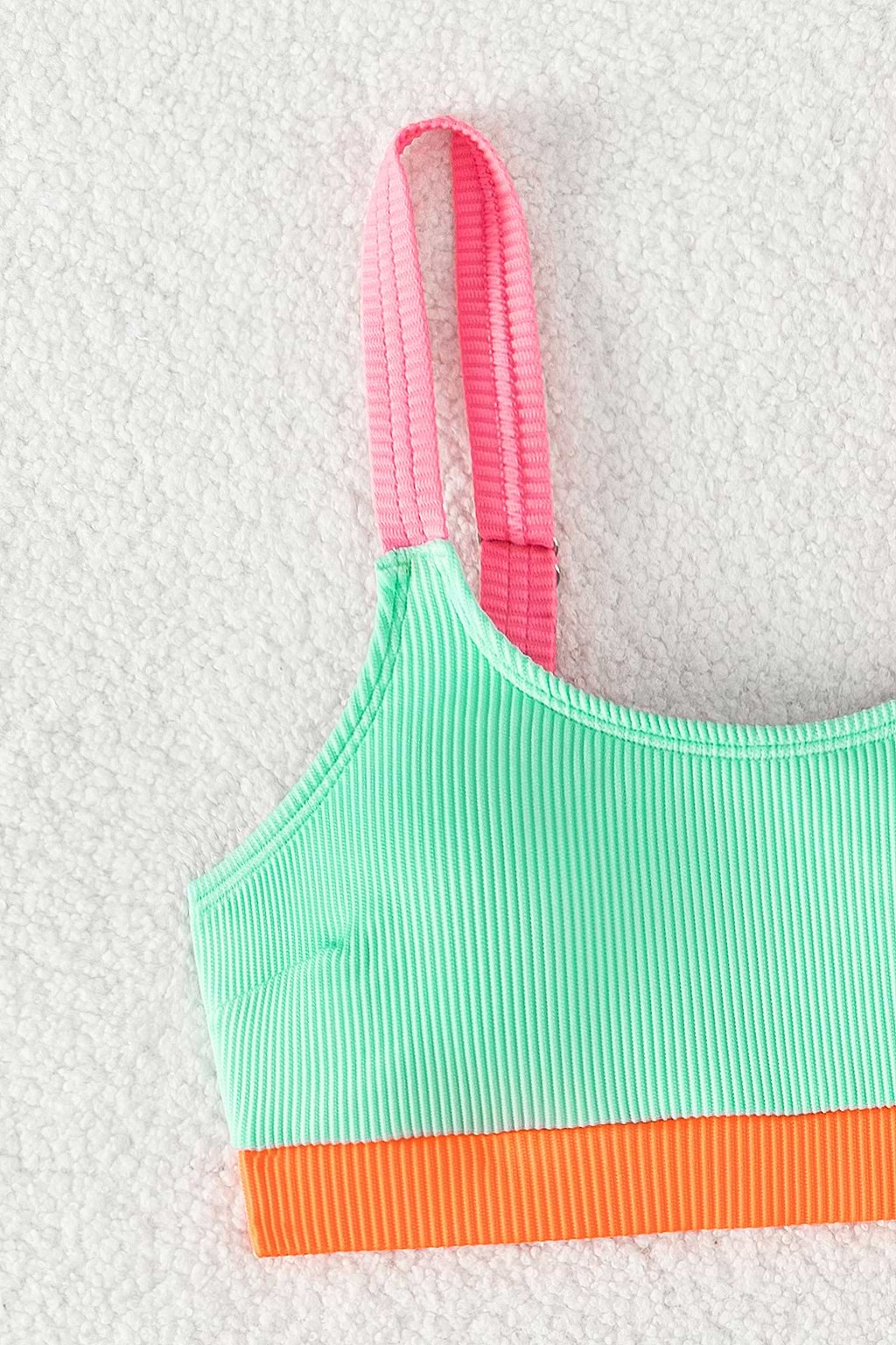 Geripptes Farbblock-Oberteil mit U-Ausschnitt und Hipster-Bikini-Set
