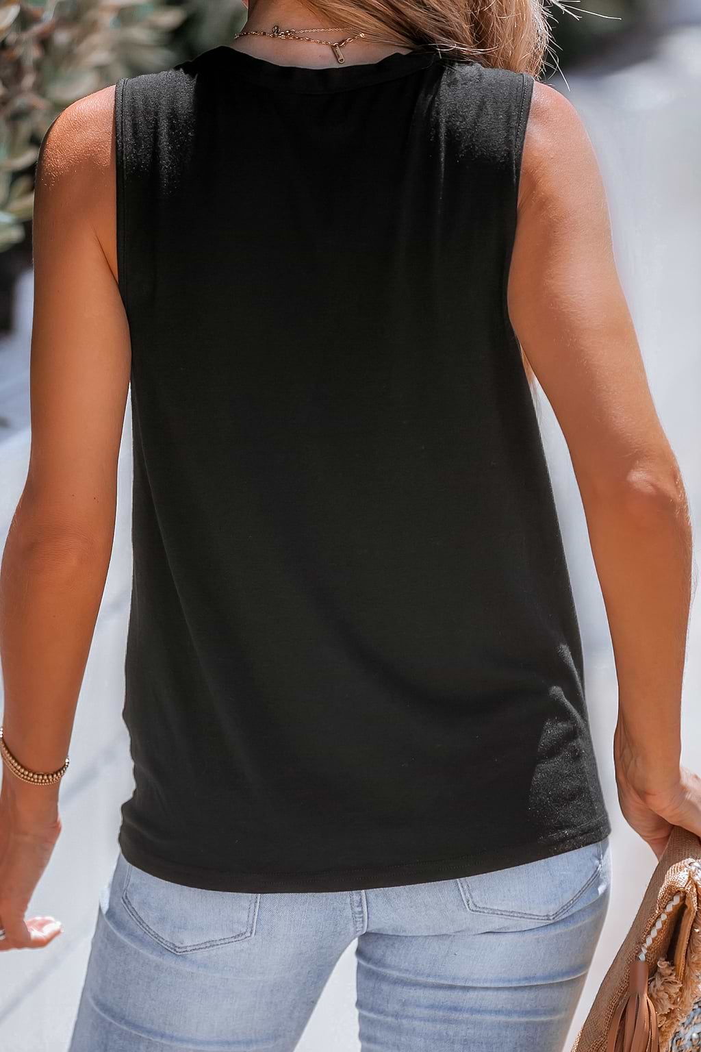 V-hals geknoopte top met knopen aan de voorkant