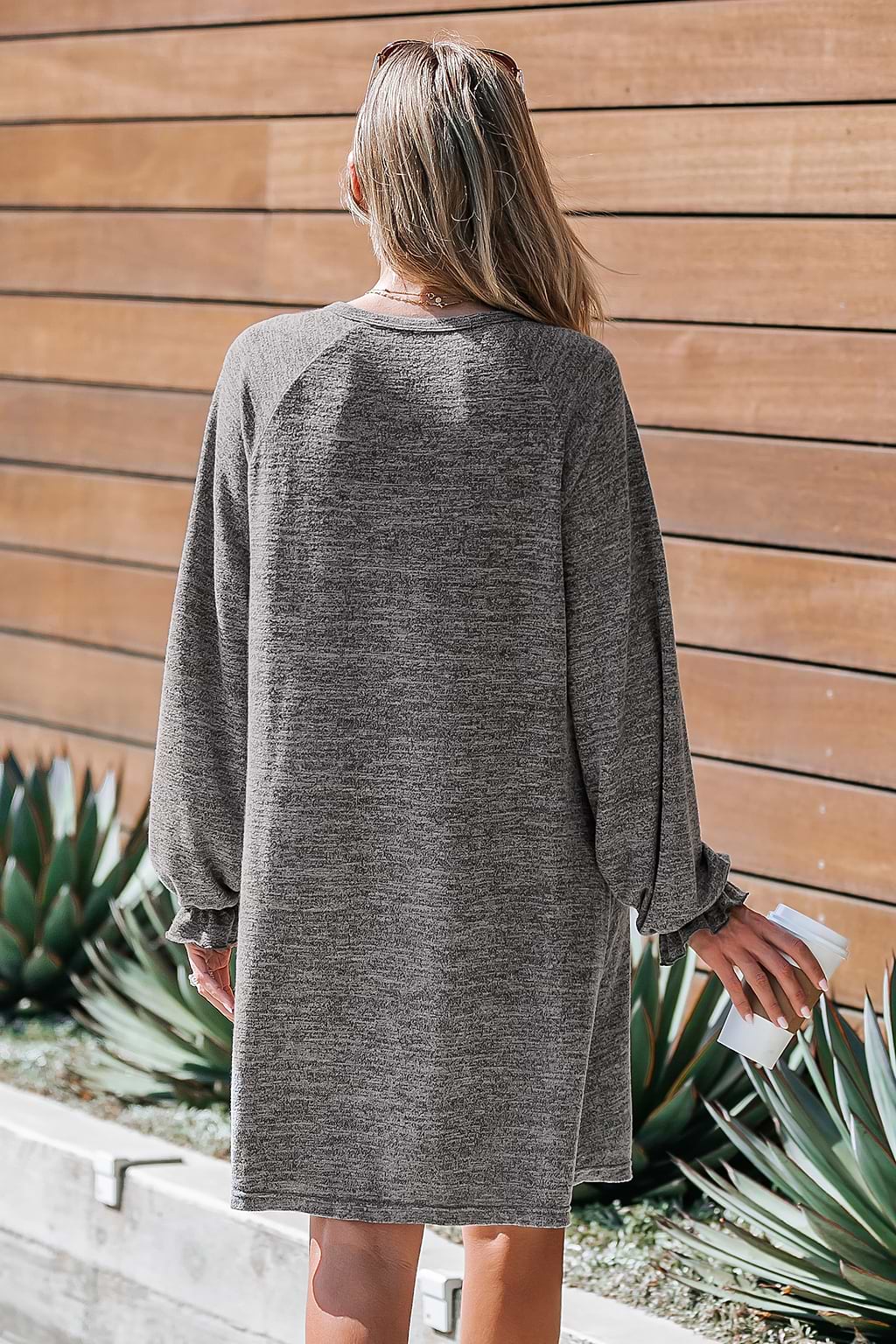 Marmoriertes Strick-Minikleid mit halber Knopfleiste