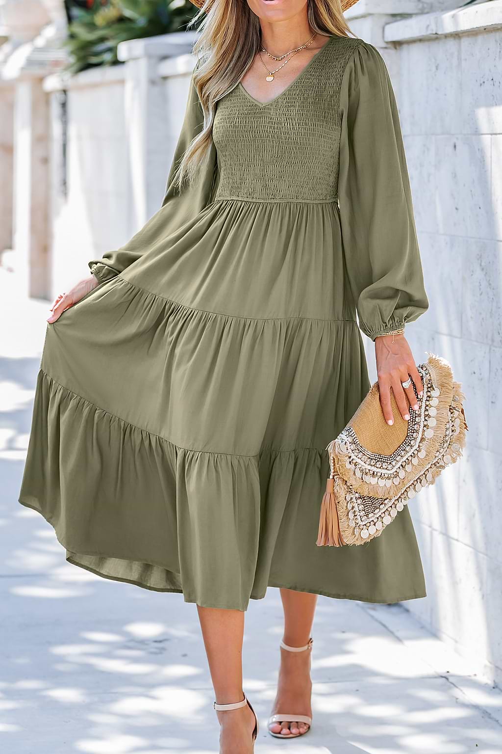 Olivgrünes Maxikleid mit V-Ausschnitt