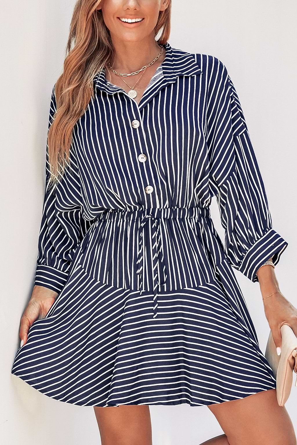 Robe mini à rayures avec boutons et cordon à la taille