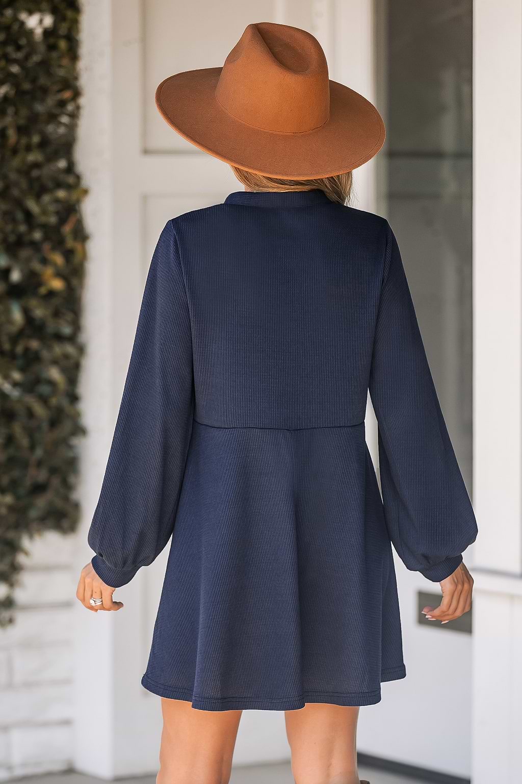 Marineblaues Minikleid mit halber Knopfleiste