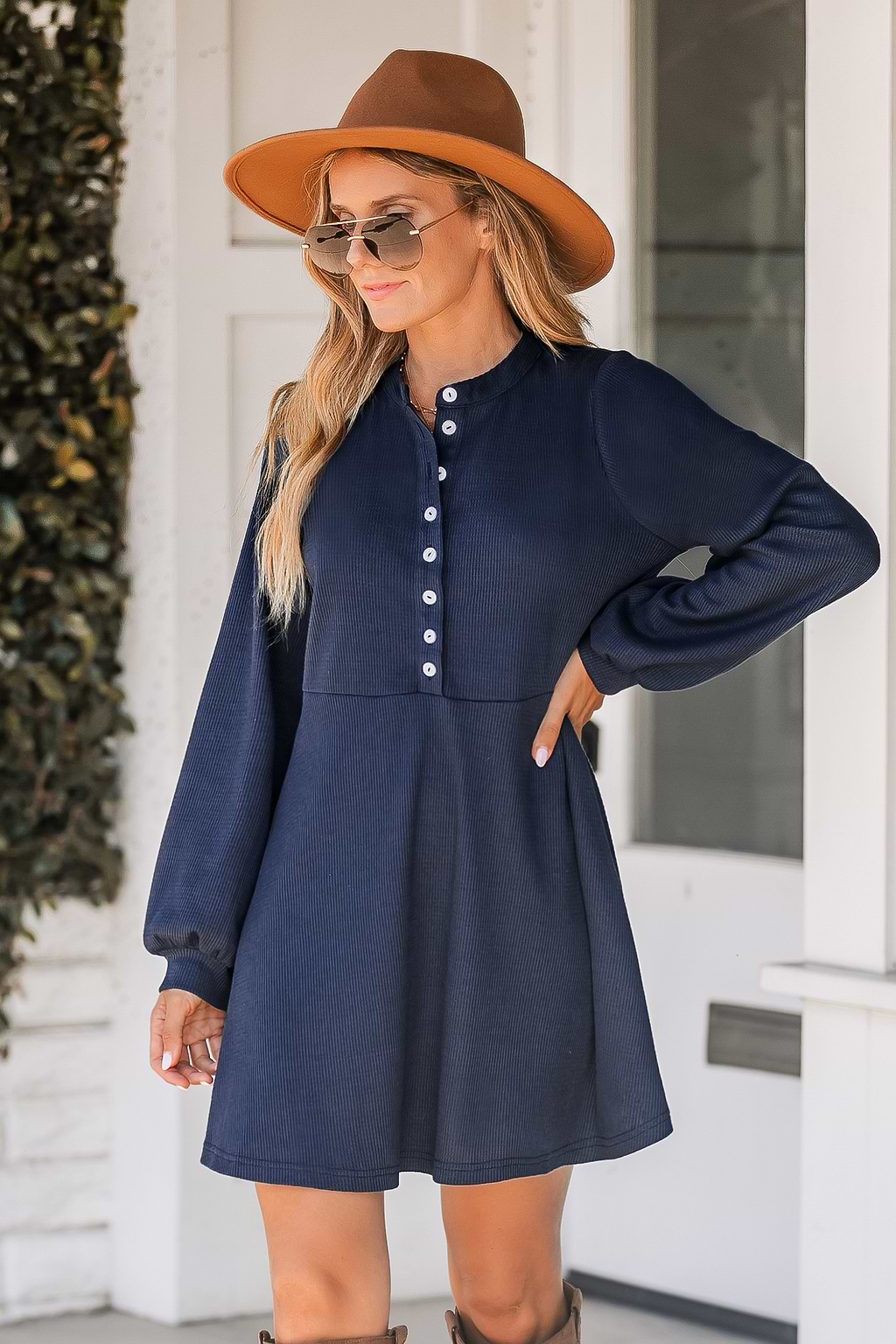 Marineblaues Minikleid mit halber Knopfleiste