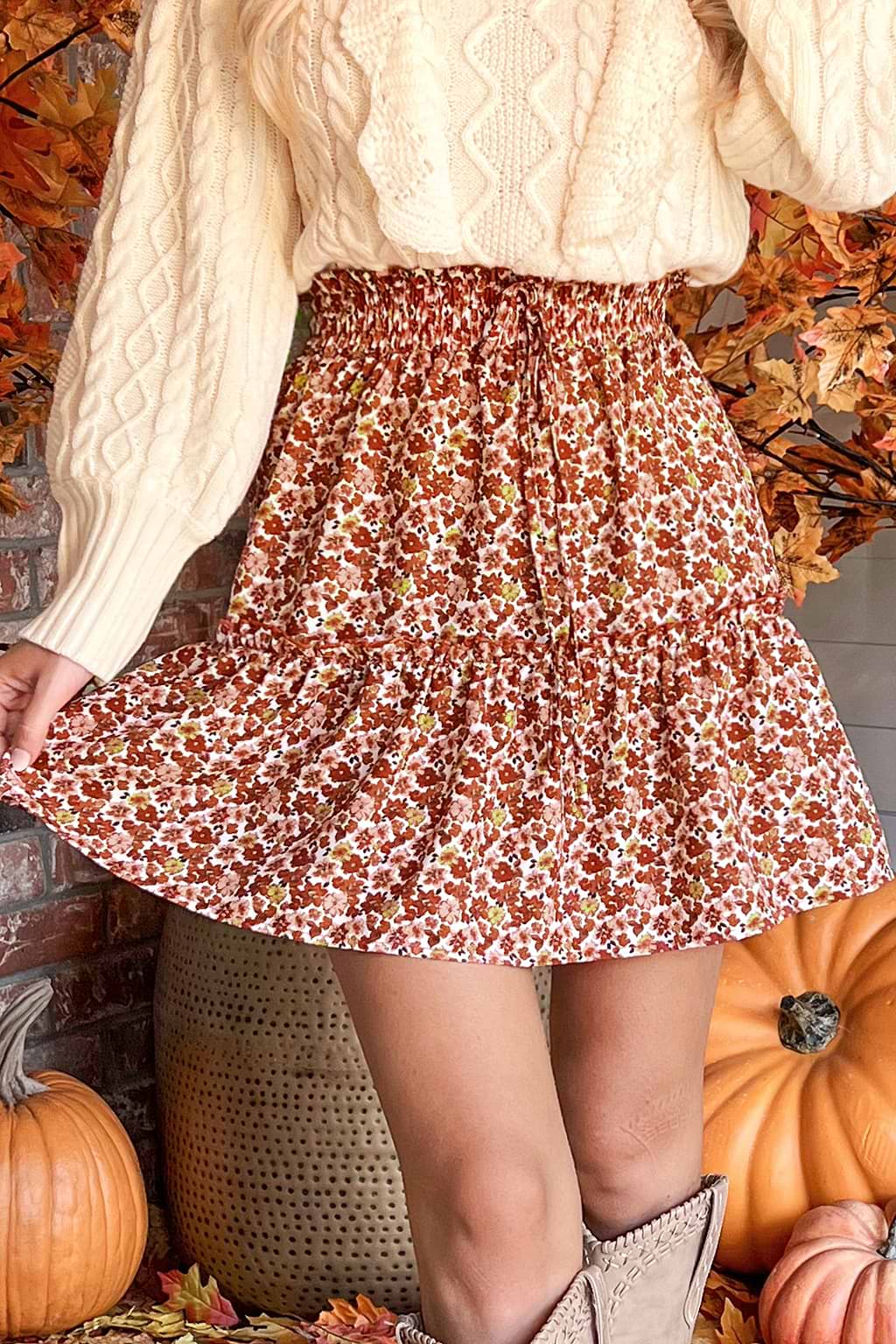 Gesmokter Rock mit Blumendruck und Kordelzug