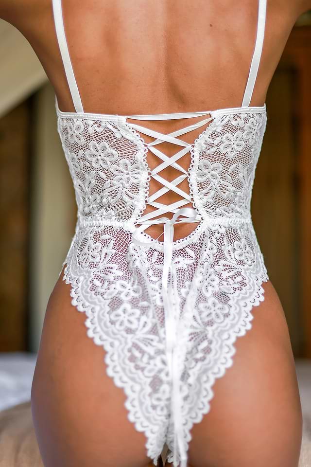 Body de lencería con tiras y encaje floral