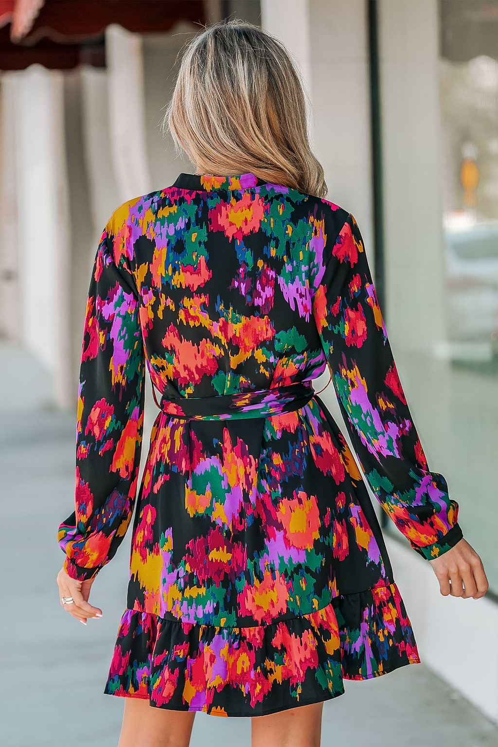 Minikleid mit Gürtel und abstraktem Muster