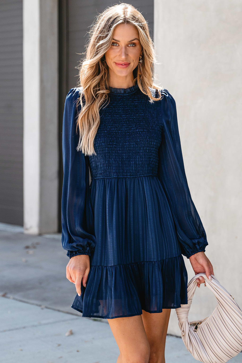 Gesmoktes Kleid mit Läuferärmeln