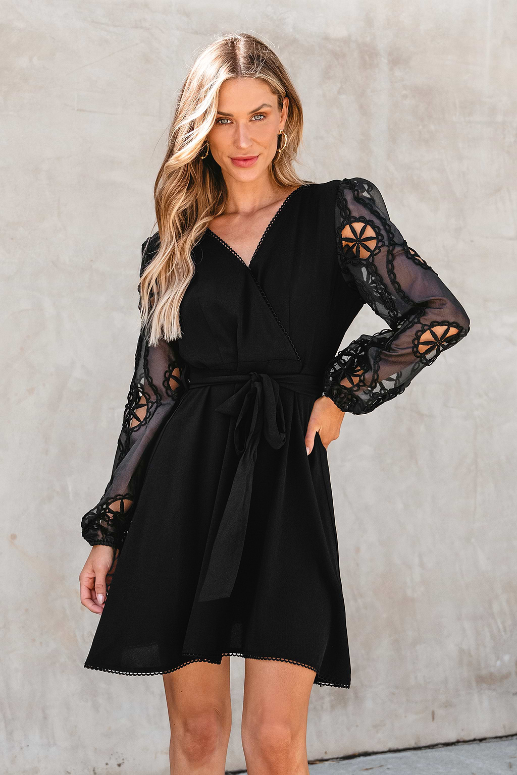 Minivestido de malla con aberturas y cinturón de After Hours