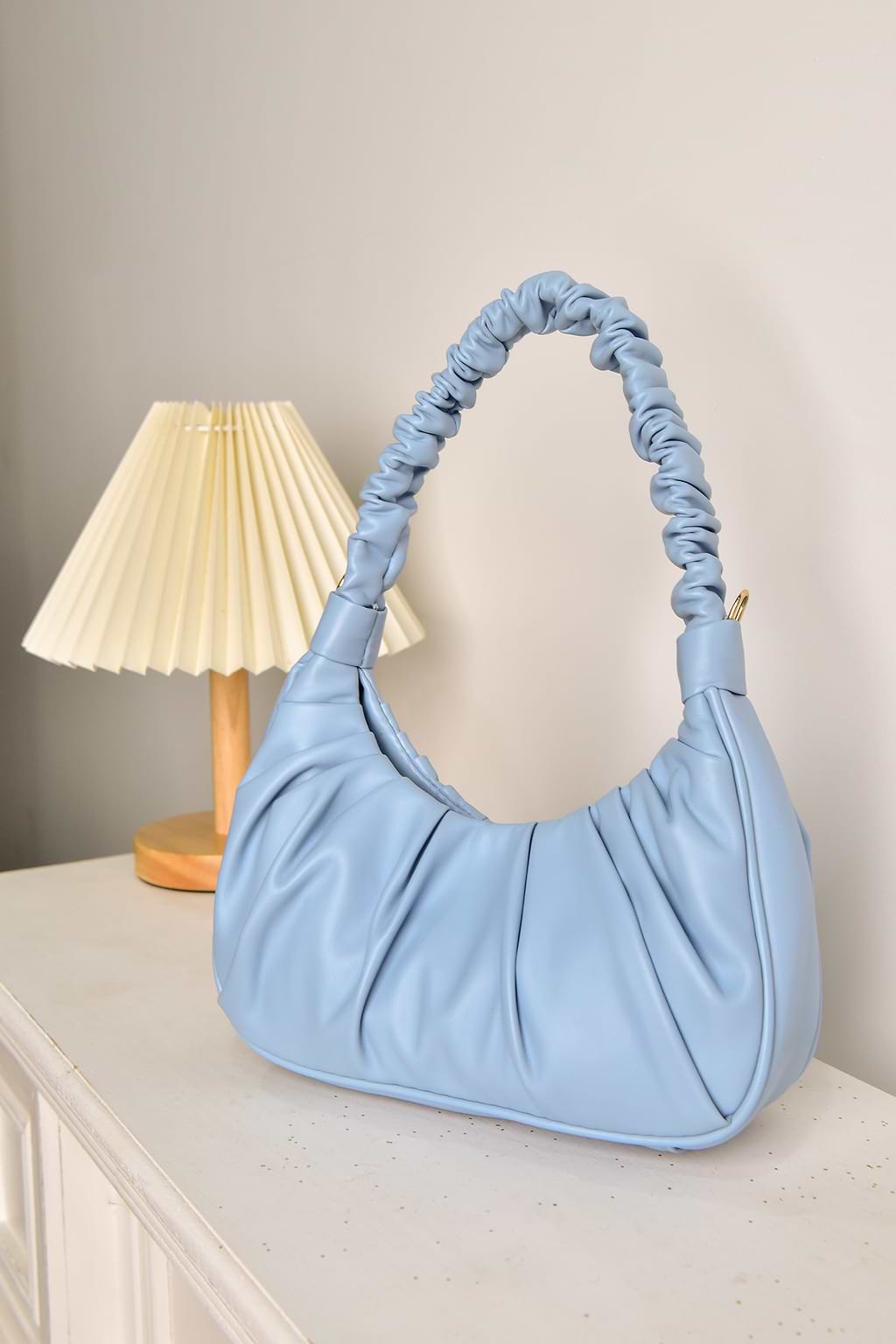 Sac à bandoulière baguette en cuir vegan bleu ciel