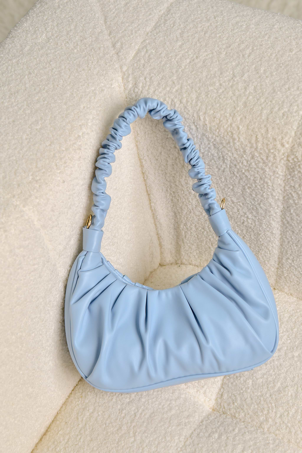 Sac à bandoulière baguette en cuir vegan bleu ciel