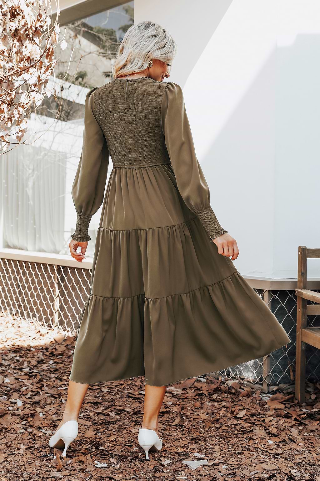 Vestido midi con volantes escalonados y fruncido de Coco