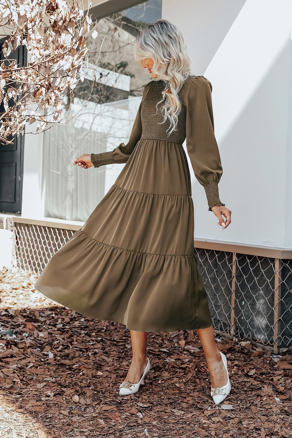 Vestido midi con volantes escalonados y fruncido de Coco