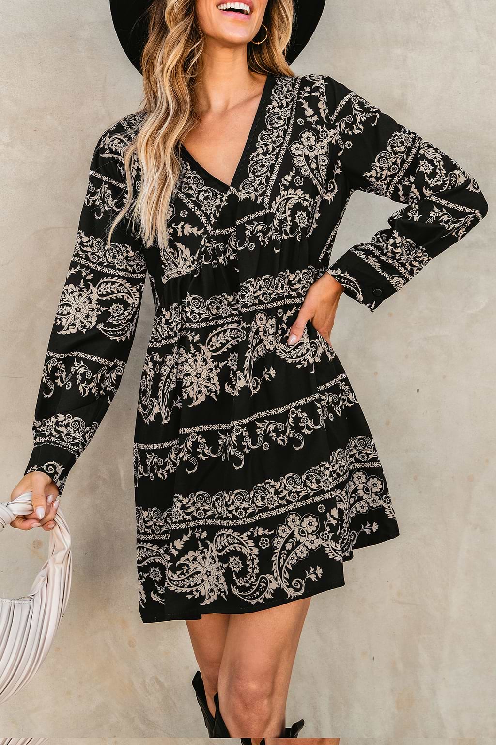 Mini-jurk met paisleyprint  V-hals en lange mouwen