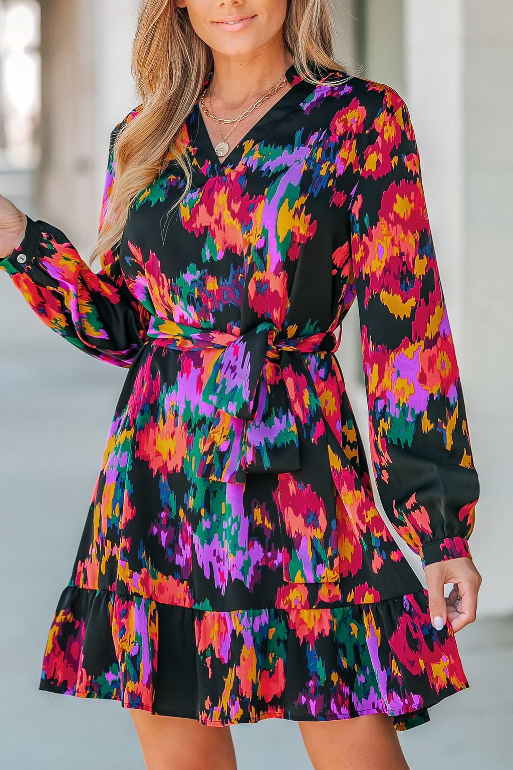 Minikleid mit Gürtel und abstraktem Muster