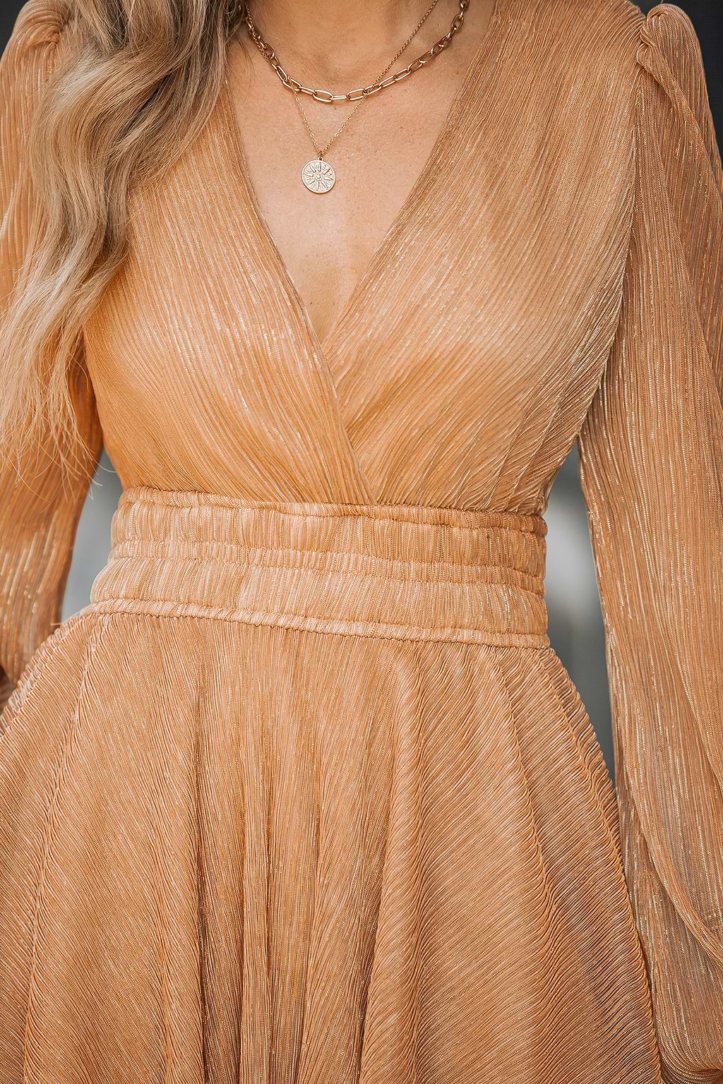 Volantkleid mit V-Ausschnitt