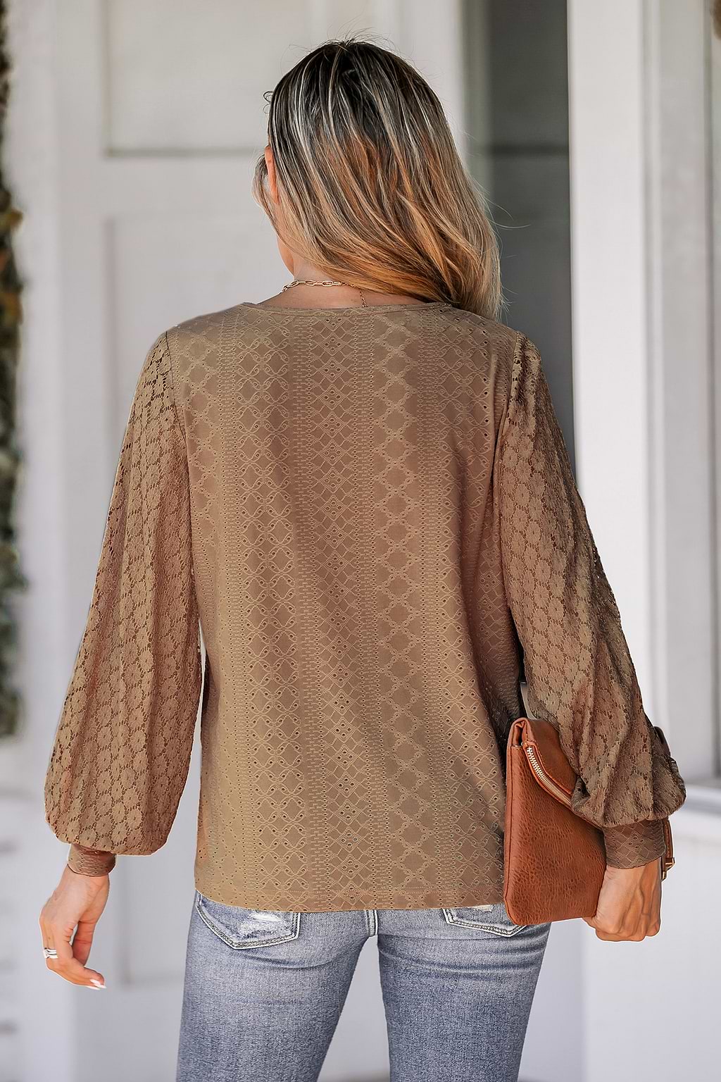 Top mit V-Ausschnitt und Ösenspitze mit Wellenschliff