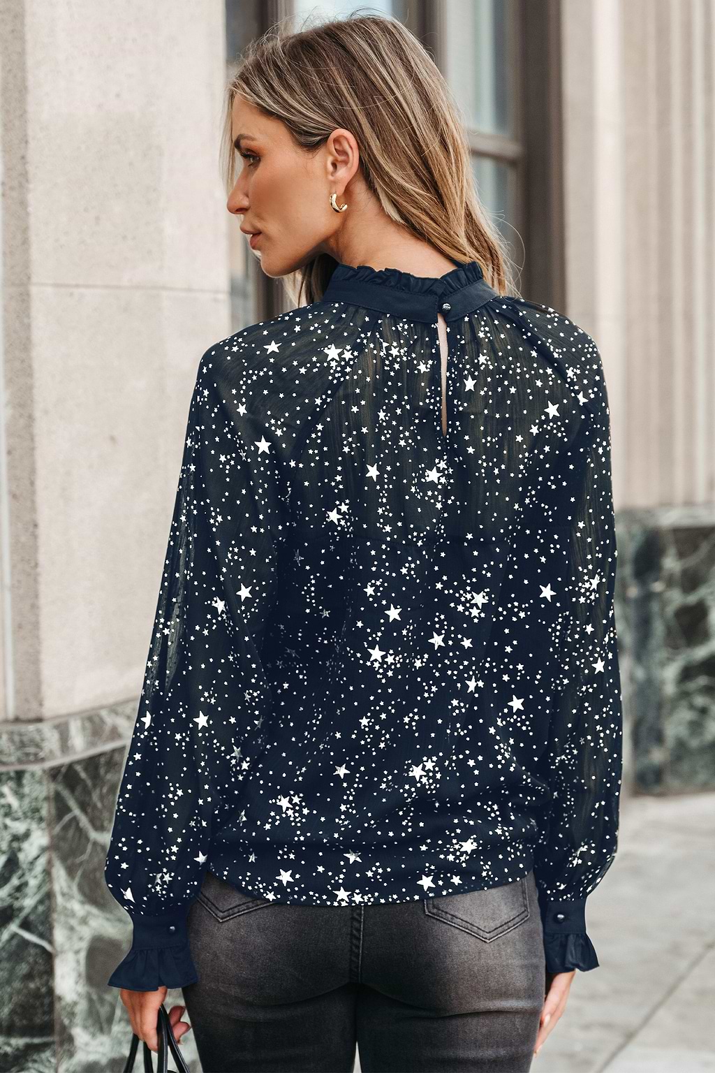 Top semitransparente con volantes y estampado de estrellas