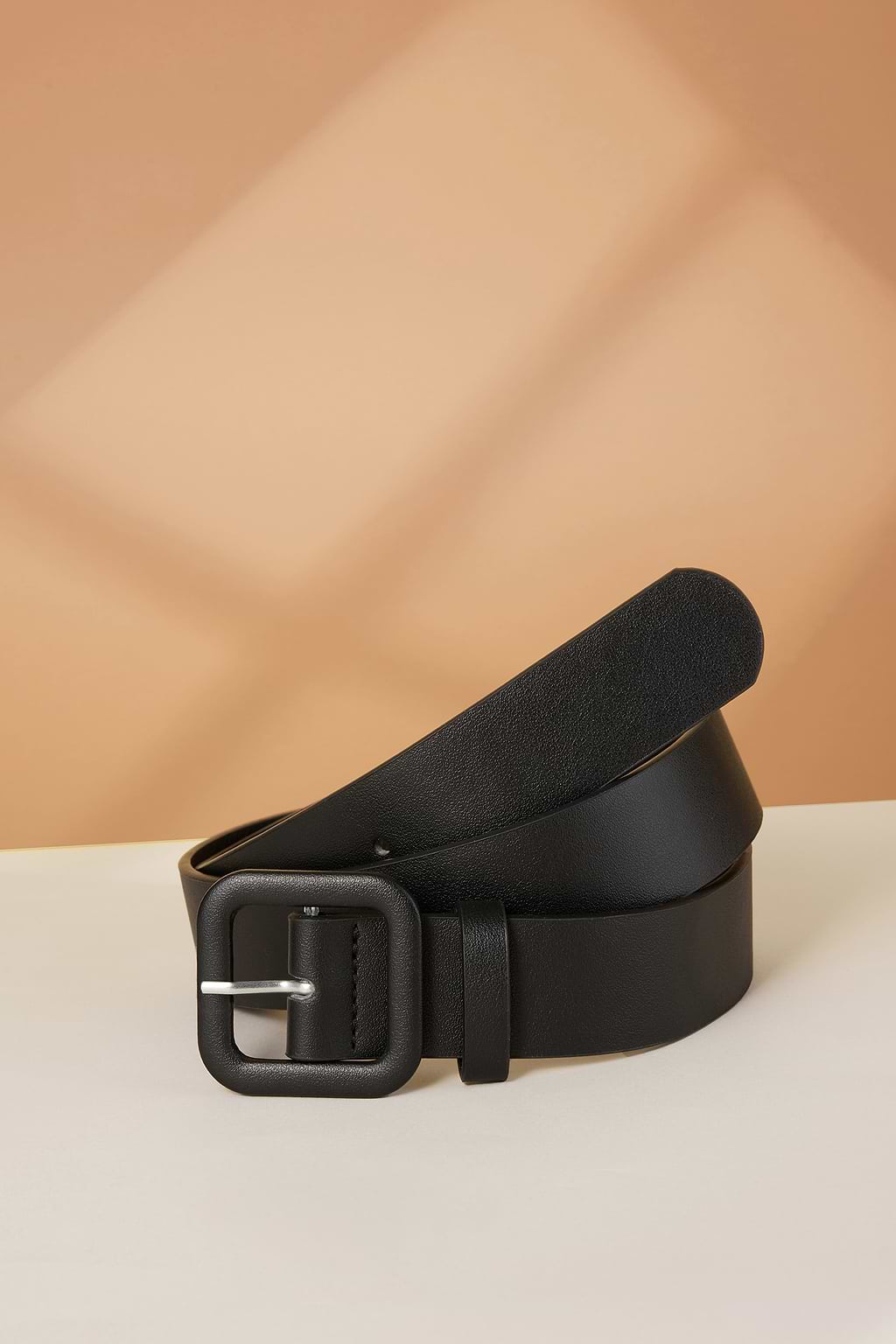 Kunstledergürtel mit quadratischer Schnalle