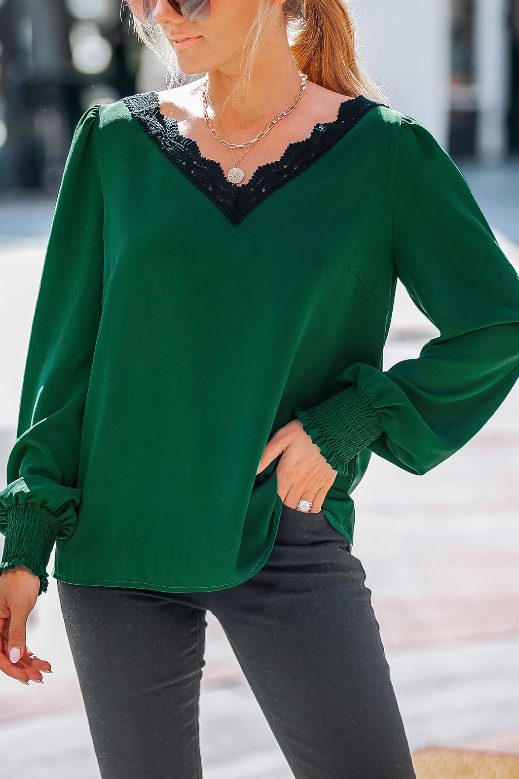 Top con ribetes de encaje y cuello en V