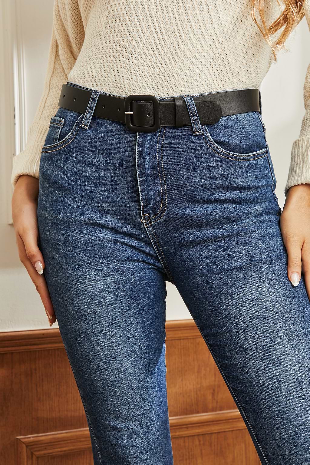 Kunstledergürtel mit quadratischer Schnalle