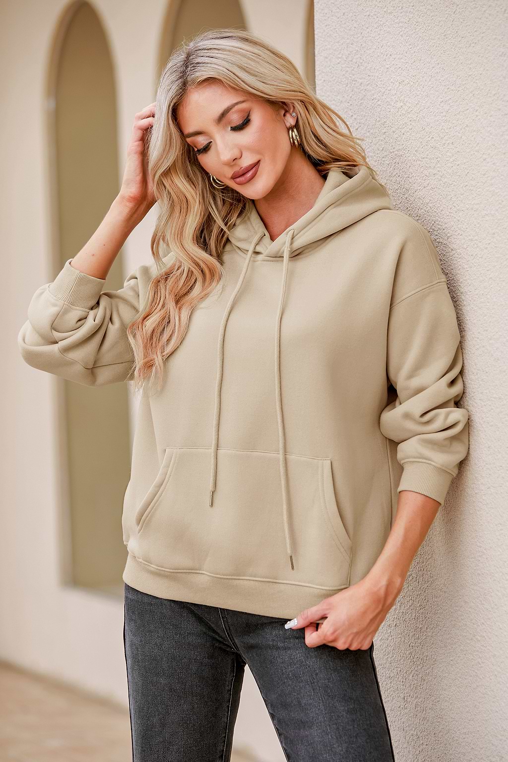 Sudadera con capucha y bolsillo con cordón