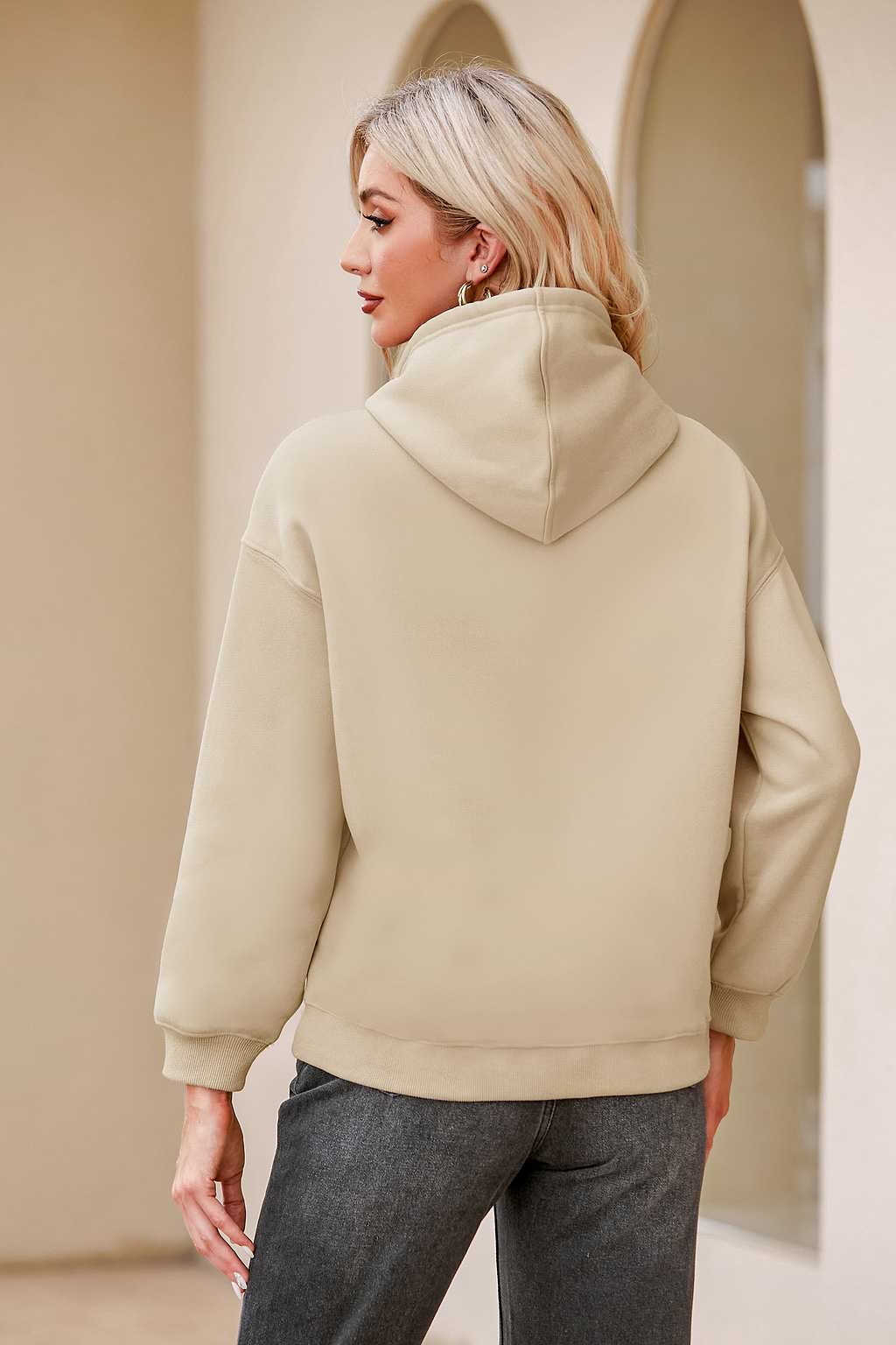 Sudadera con capucha y bolsillo con cordón