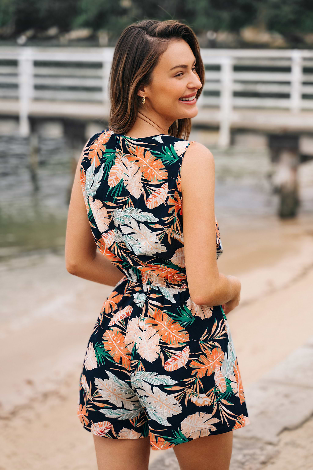 Mouwloze romper met ritssluiting met tropische print