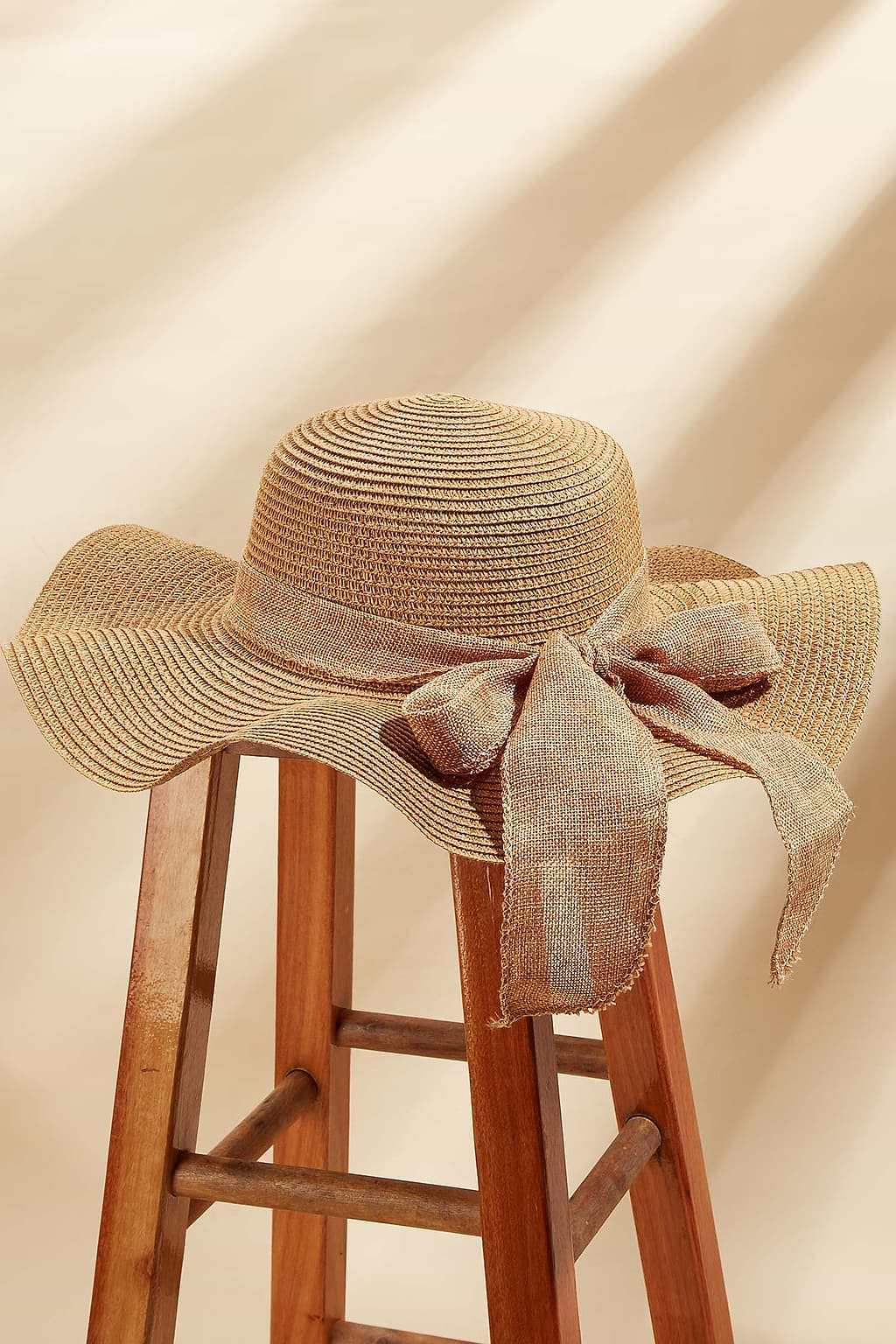 Sombrero de paja con lazo de arpillera y ala ondulada