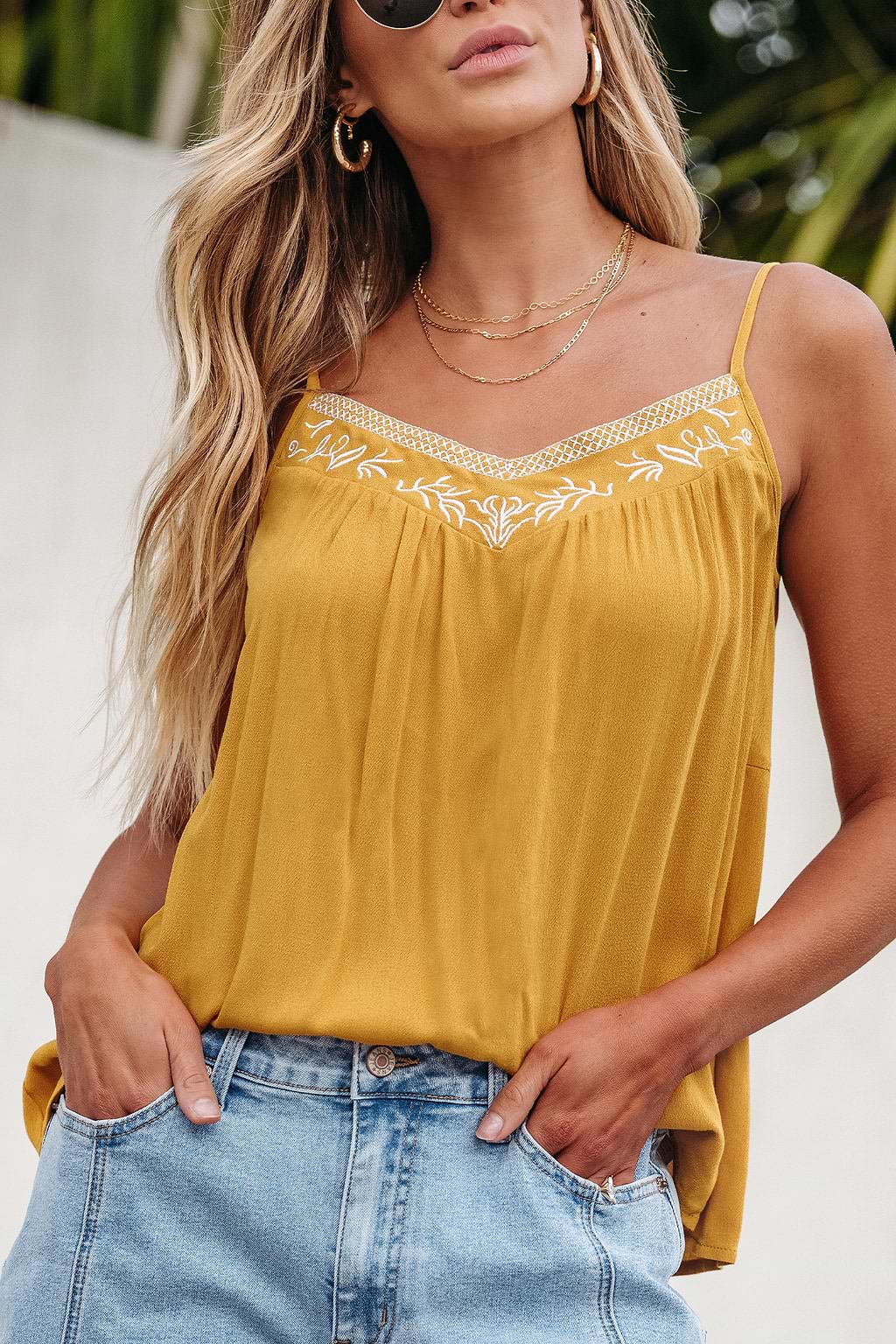 Senfbesticktes Tank-Top mit Sweetheart