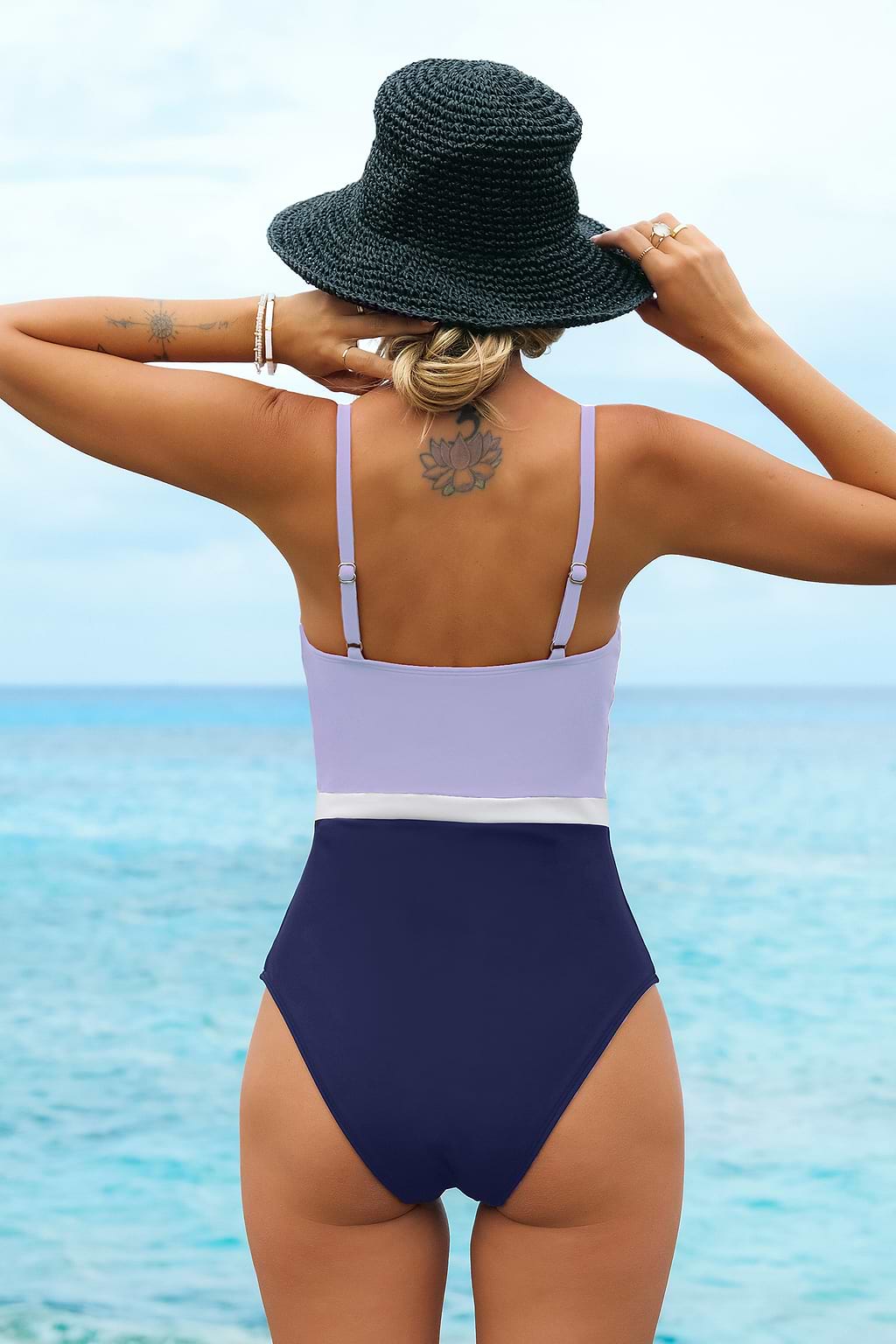 Traje de baño de una pieza con bloques de color azul marino y morado