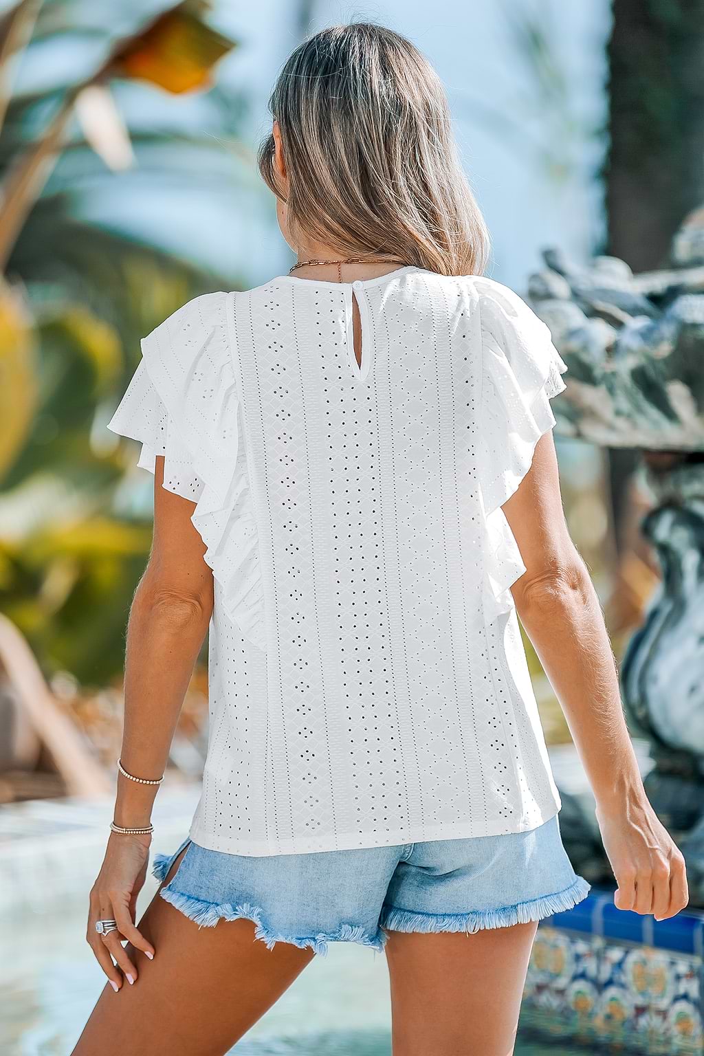 Bluse mit Rüschen und Ösen