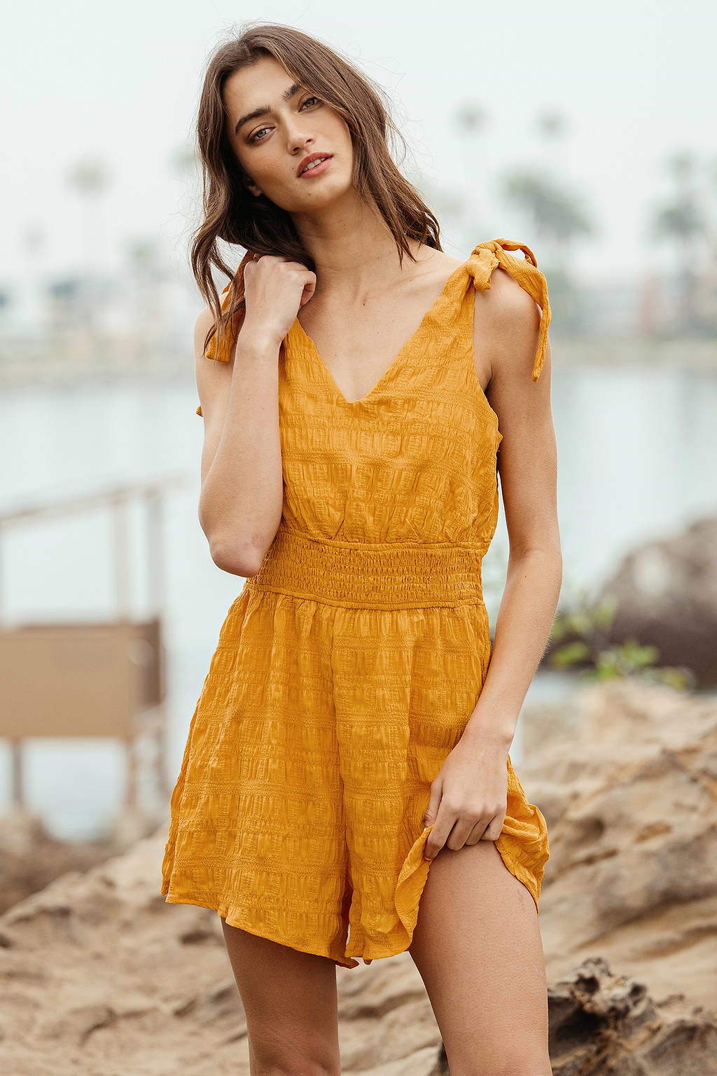 Romper mostaza con cintura fruncida