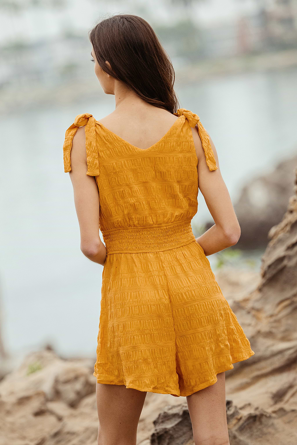 Romper mostaza con cintura fruncida