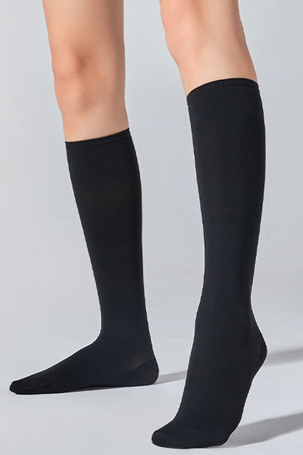 Chaussettes à genoux noir avec cœur rouge