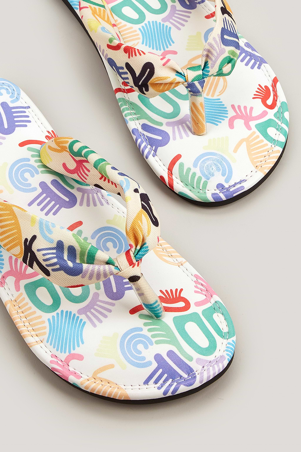 Tongs abstraites colorées à motifs aléatoires