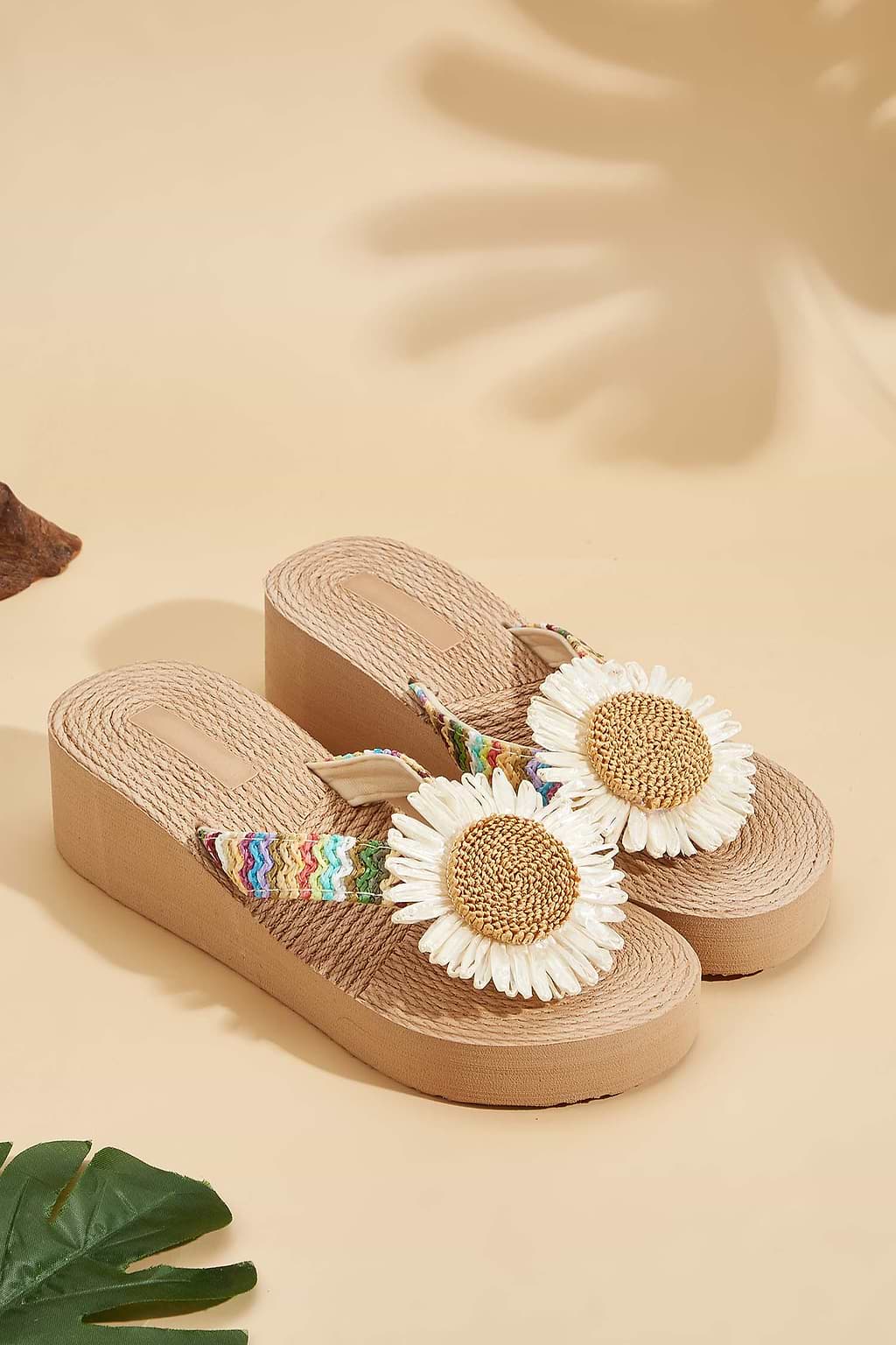 Gestreifte Gänseblümchen-Keilsandalen