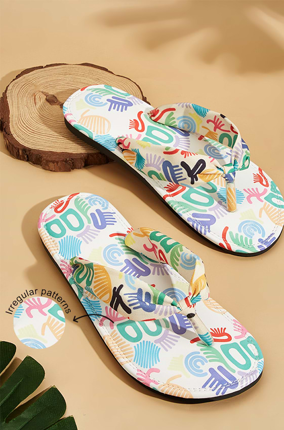 Tongs abstraites colorées à motifs aléatoires