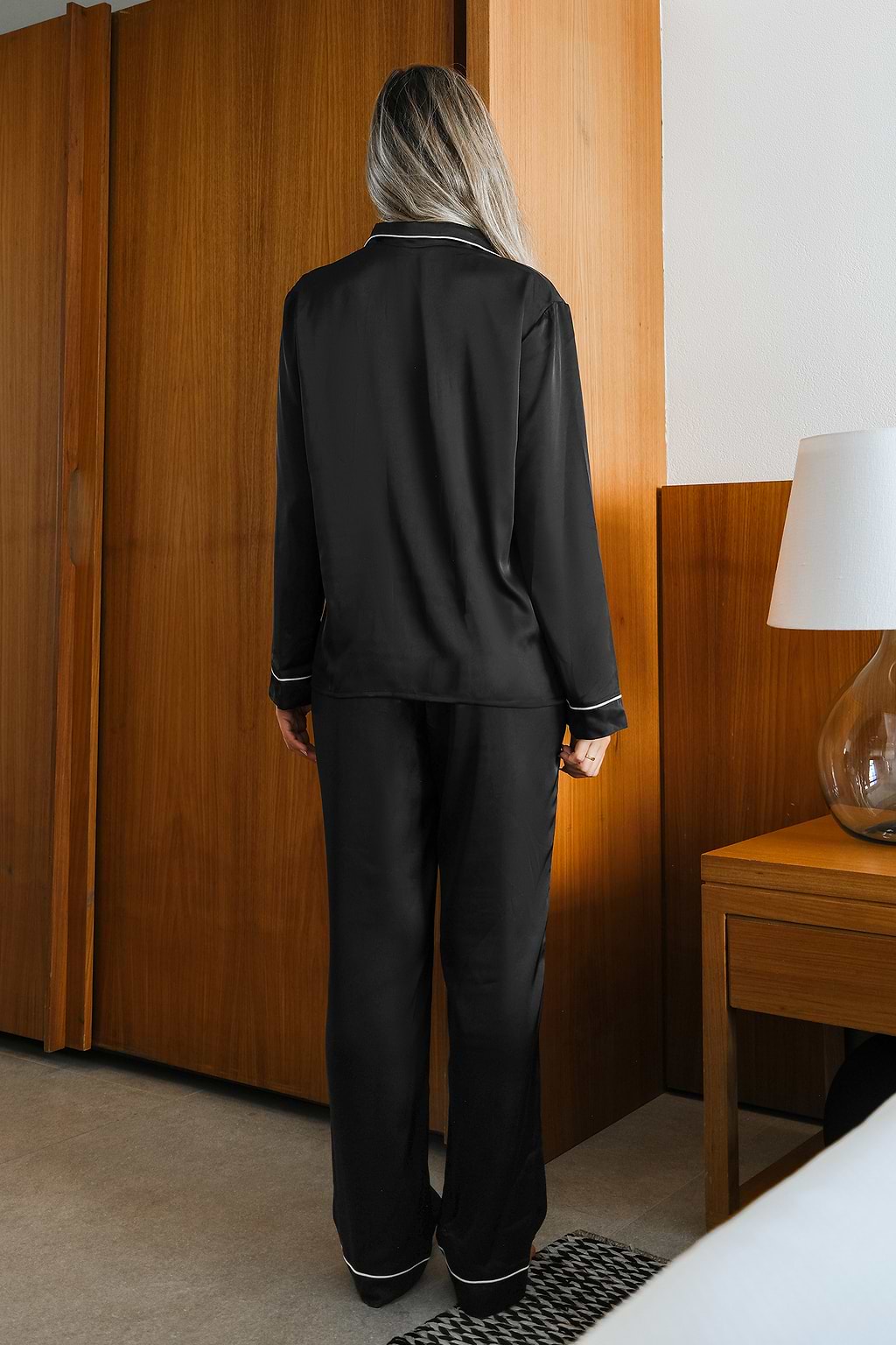 Conjunto de pijama con ribetes en blanco y negro