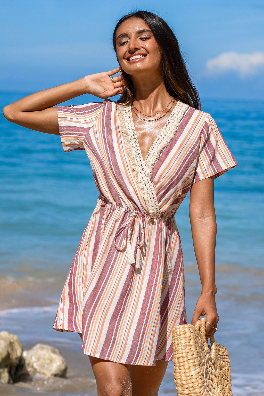 Gestreiftes Minikleid mit V-Ausschnitt und Quasten zum Binden
