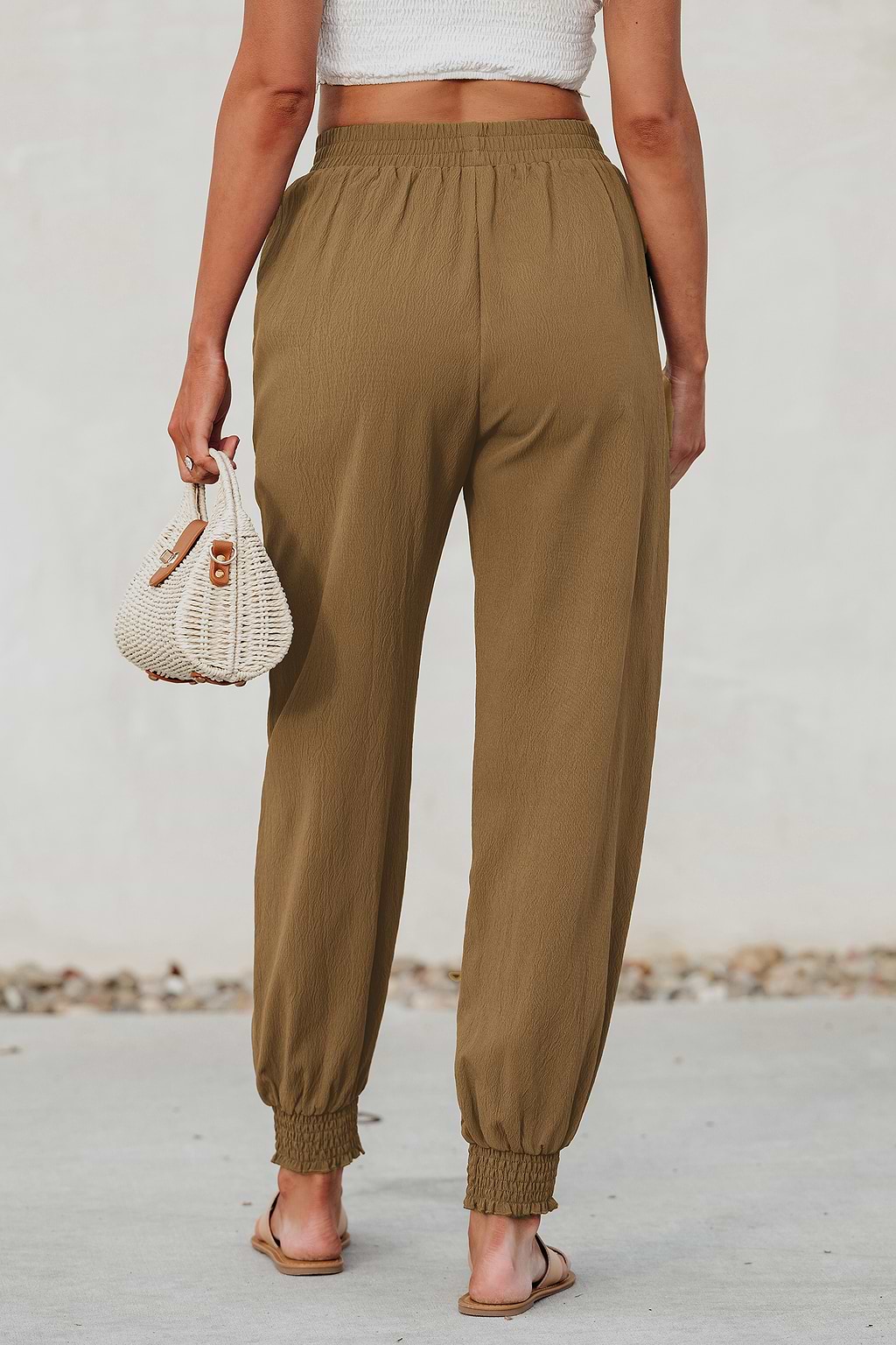 Pantalones marrones con cordón y diseño fruncido