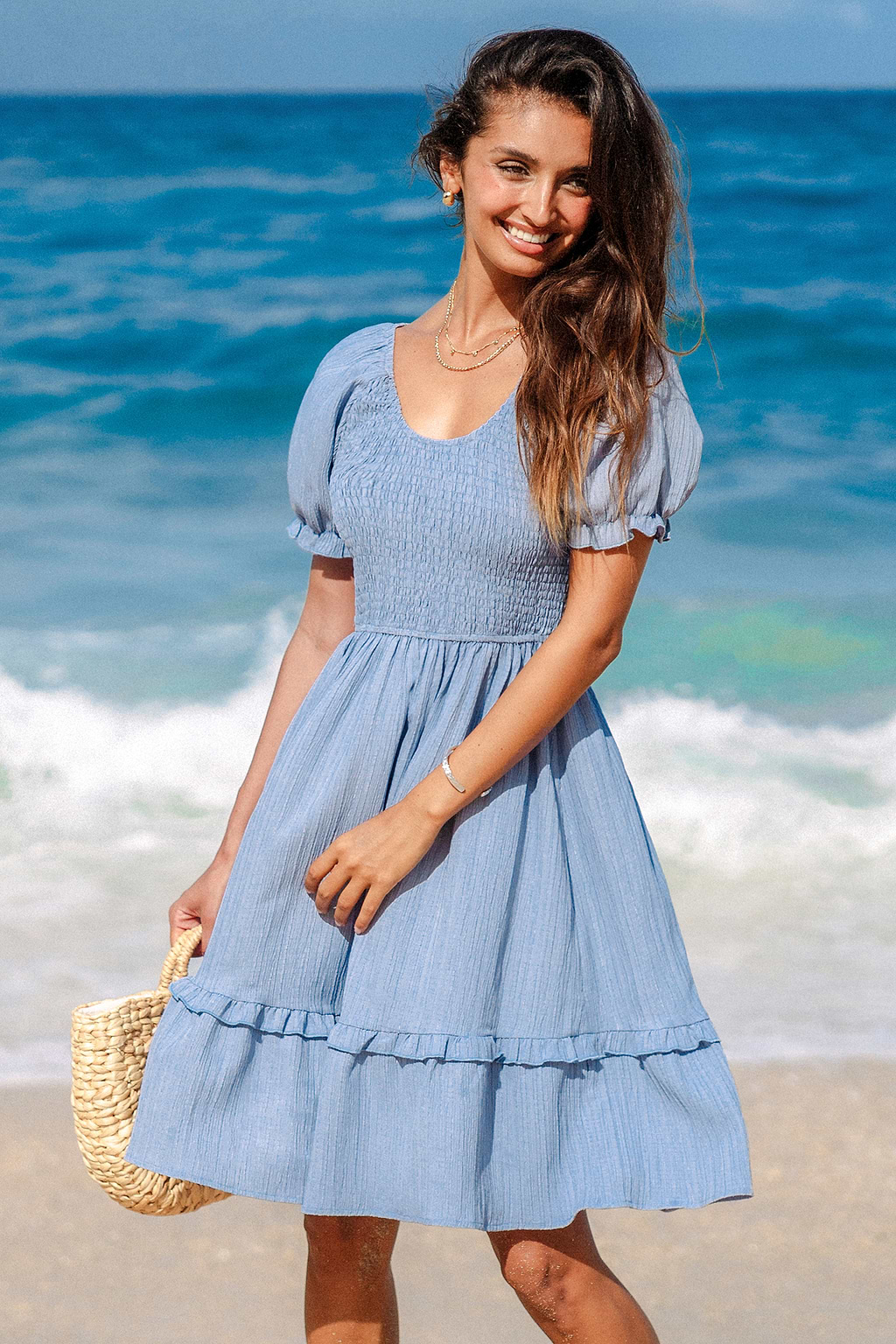 Vestido con volantes y mangas abullonadas con cuello redondo