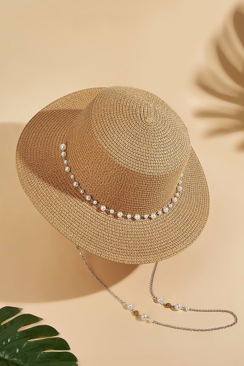 Strohhut mit Kunstperlen