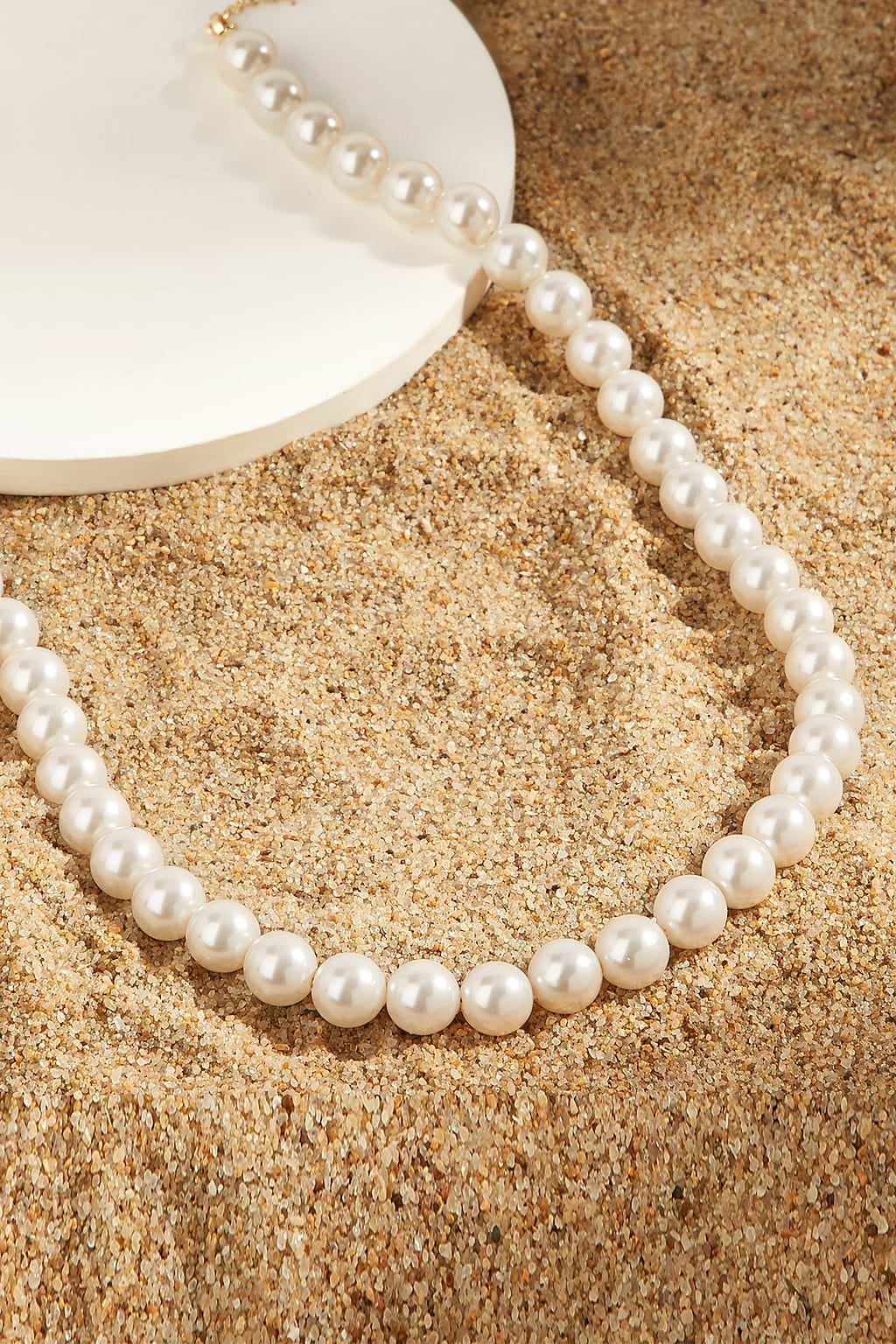 Goldfarbene Halskette mit Kunstperlen