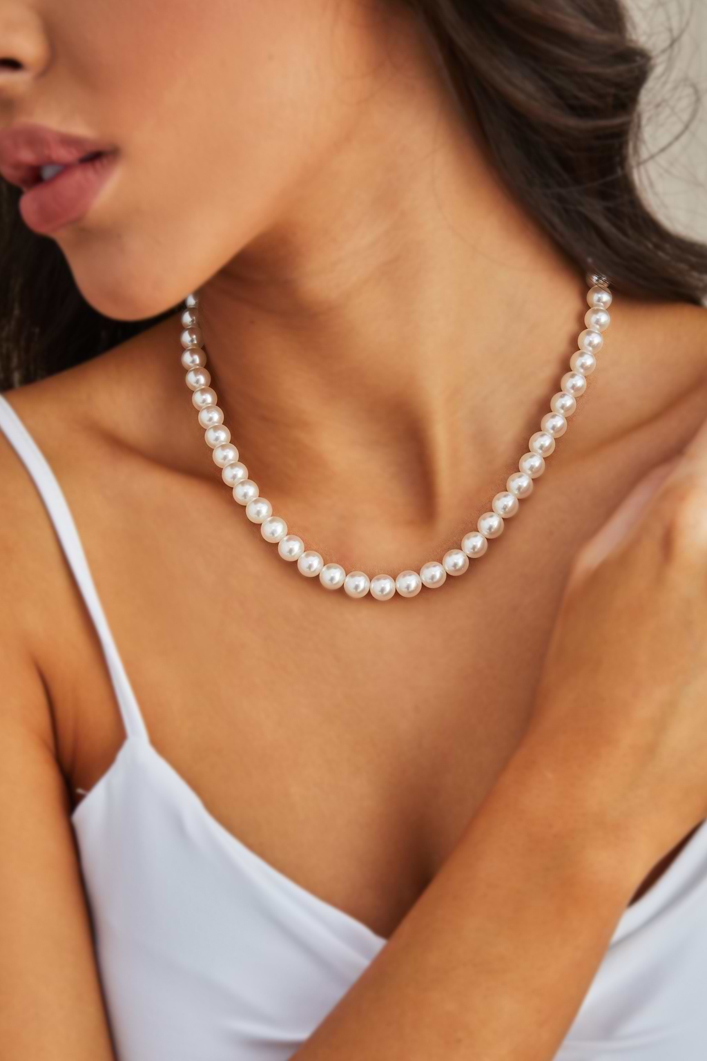 Goldfarbene Halskette mit Kunstperlen