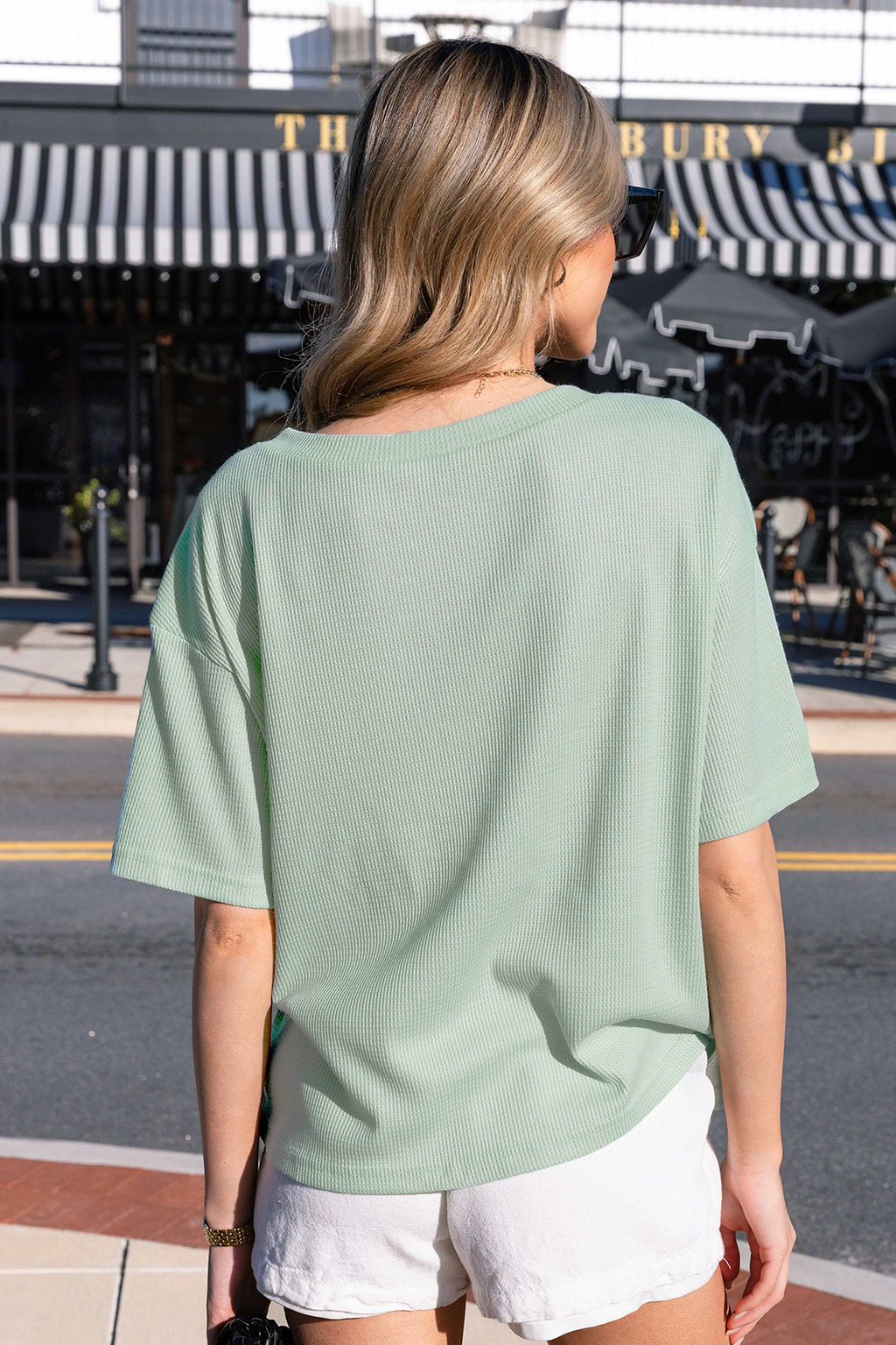 Camiseta color menta de manga corta con cuello en V