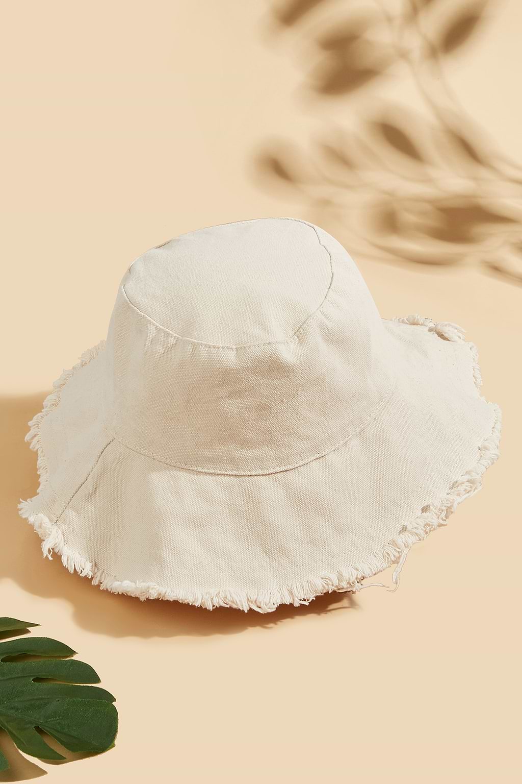 Sombrero de pescador deshilachado en blanco roto