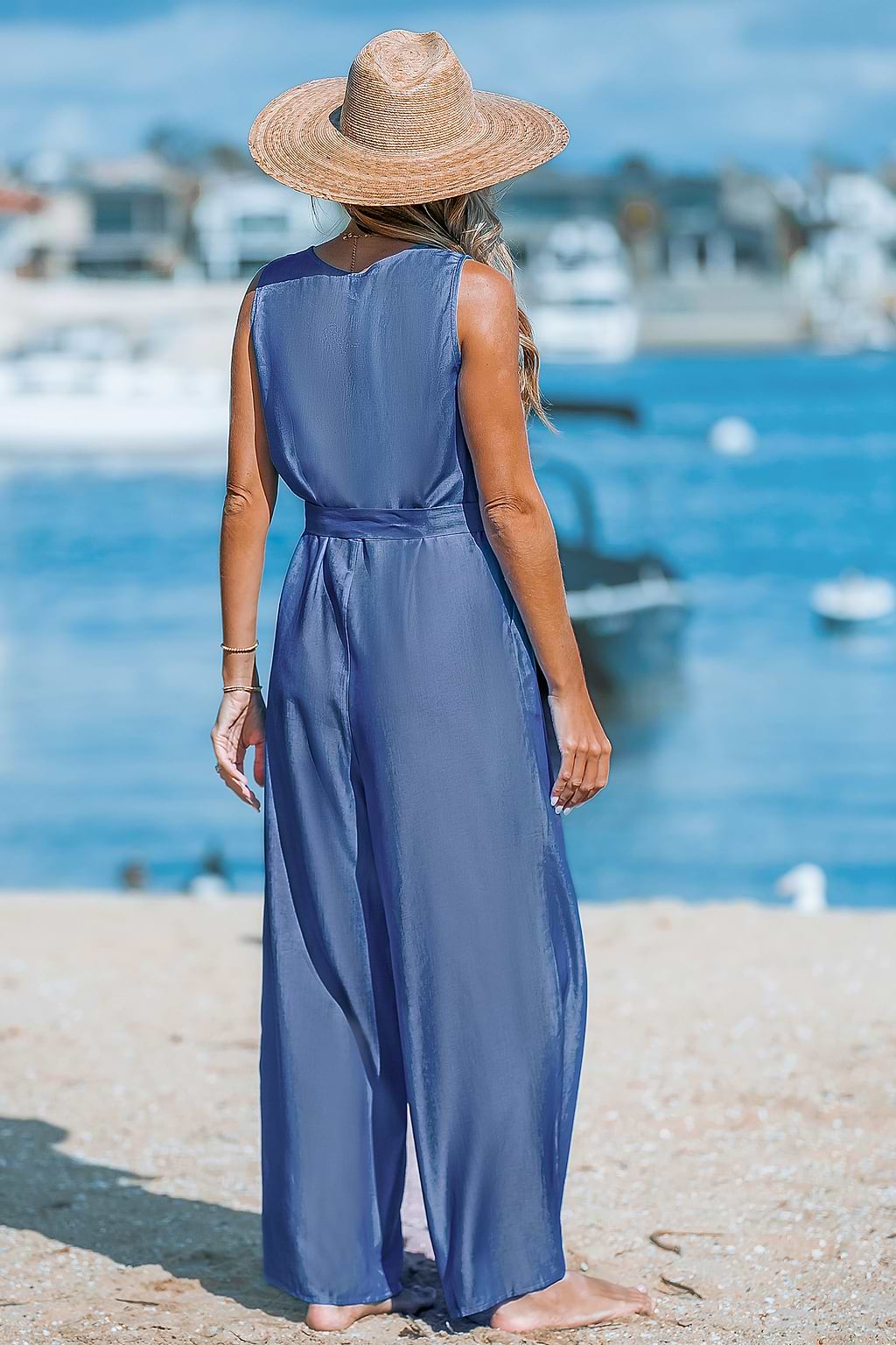 Combinaison sans manches à boutons sur le devant et jambes larges