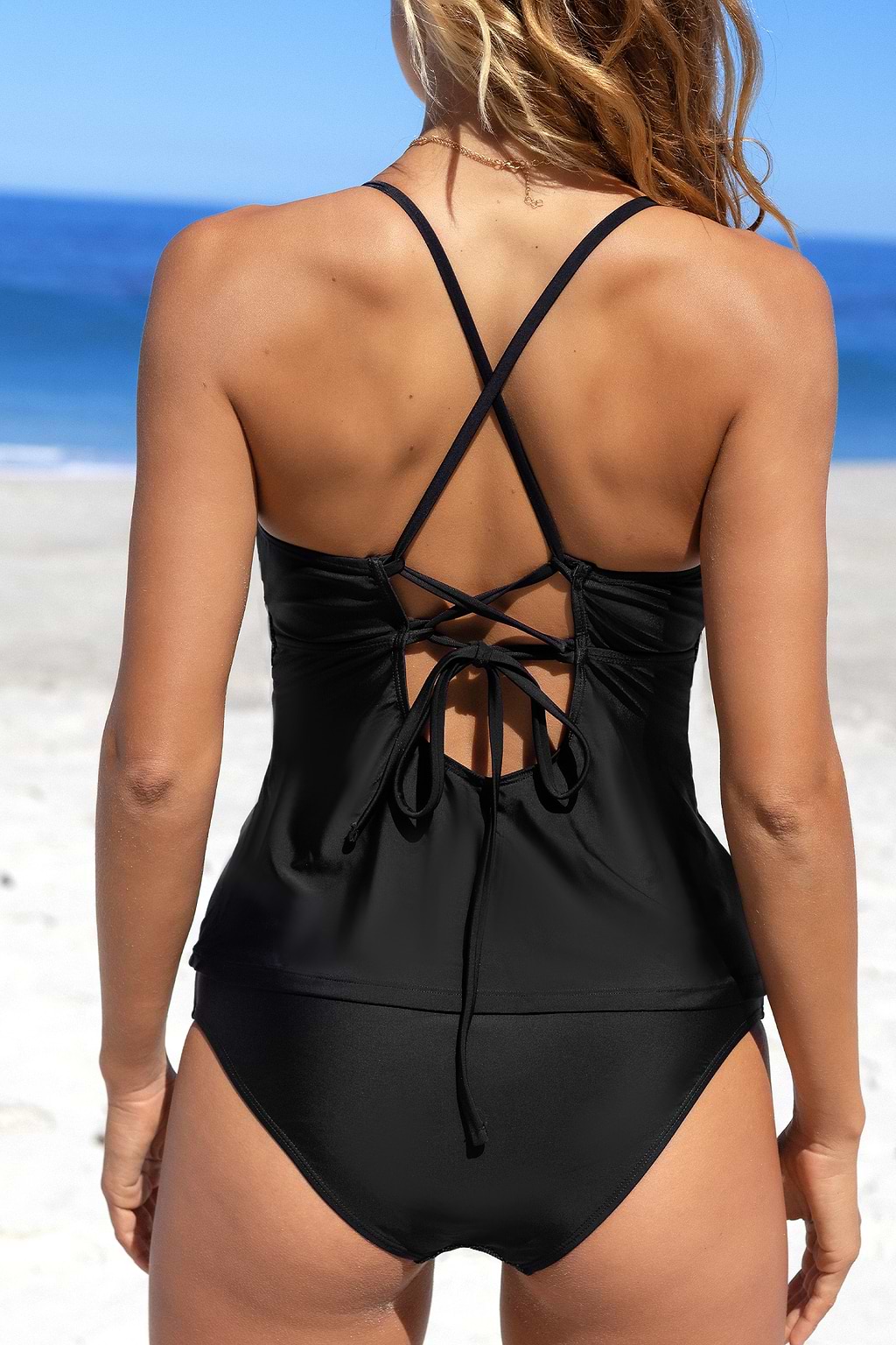 Diep uitgesneden tankinitop met V-hals en standaard broekset