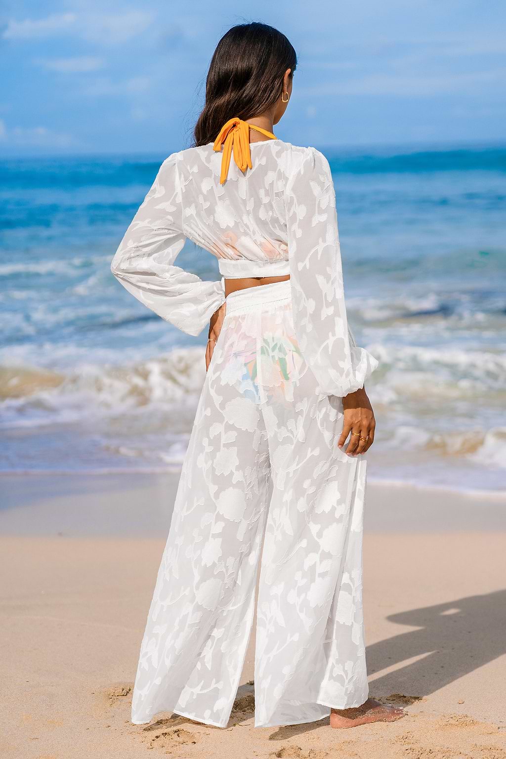 Białe spodnie plażowe z szerokimi nogawkami