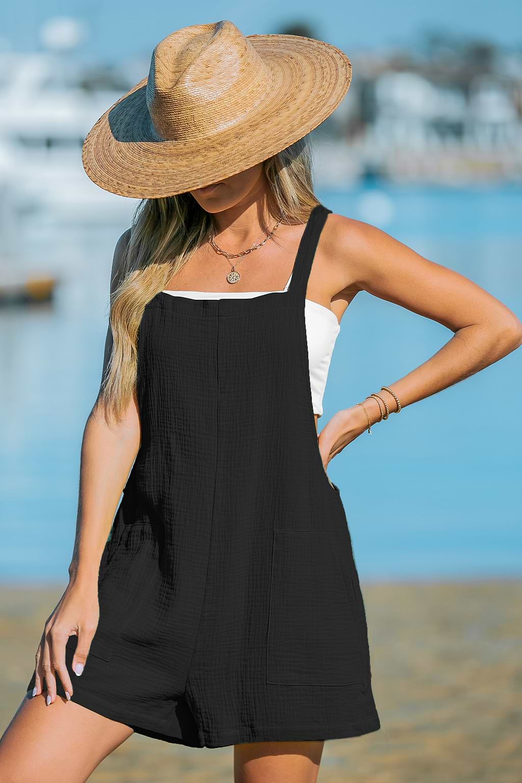 Mono negro sin mangas con cuello cuadrado